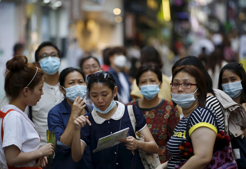 © Reuters. Turistas usam máscaras para prevenir contrair a Mers no centro de Seul, na Coreia do Sul