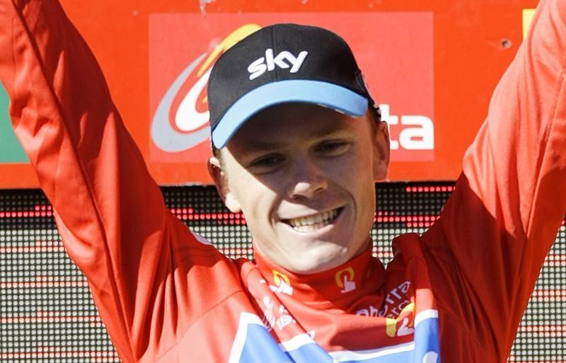 © Reuters. Sky Procycling's Froome of Britain celebrates after taking the overall lead after the tenth stage of the Tour of Spain "La Vuelta" cycling race in Salamanca