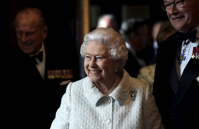 © Reuters. Britain's Queen Elizabeth smiles as she arrives at a pageant to celebrate 200 years of Gurkha service to the British Crown in London