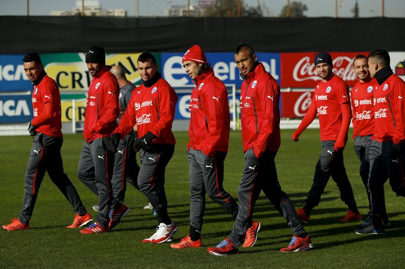 © Reuters. Chile's team players arrive to a training session ahead of the Copa America tournament in Santiago