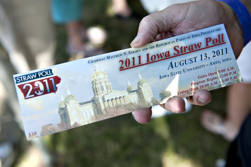 © Reuters. A voter holds his Iowa straw poll admission ticket in Ames