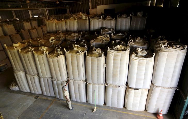 © Reuters. Funcionário perto de sacas de grãos de café para exportação em fábrica, em Espírito Santo do Pinhal