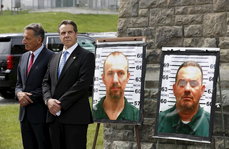 © Reuters. Governador do Estado de Vermont, nos EUA, Peter Sumlin (esquerda) ao lado do governador de Nova York, Andrew Cuomo, durante entrevista coletiva no Centro Correcional Clinton sobre as buscas de dois homens que fugiram da prisão localizada em Dannemora