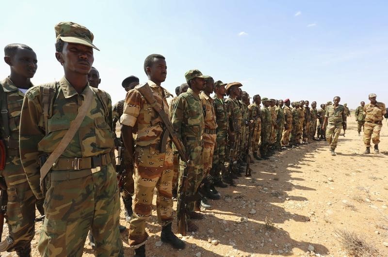 © Reuters. إسلاميون صوماليون يهاجمون قافلة عسكرية للاتحاد الافريقي