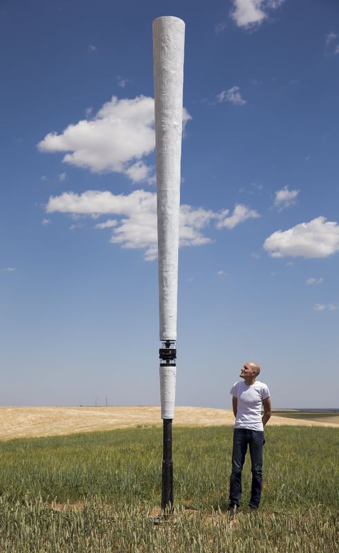 © Reuters. Un molino sin aspas quiere atrapar el viento del cambio en las renovables