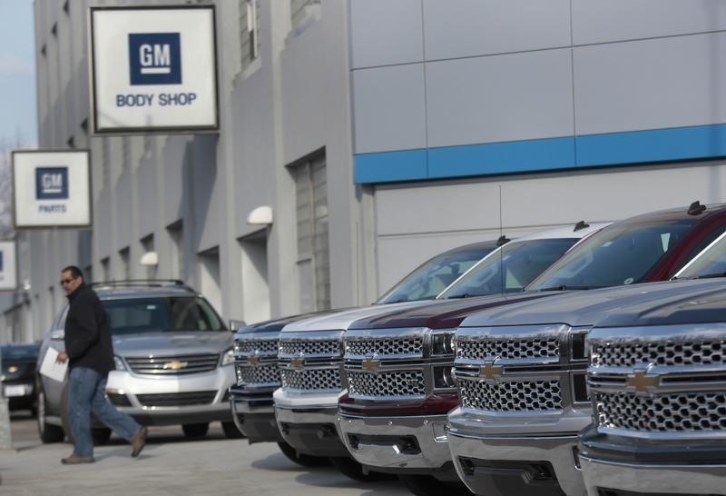 © Reuters. A man walks past a row of General Motors vehicles at a Chevrolet dealership on Woodward Avenue in Detroit, Michigan