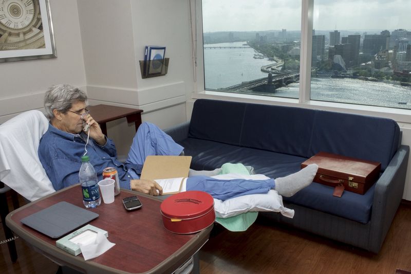 © Reuters. Foto de divulgação do secretário de Estado dos EUA, John Kerry, em hospital de Boston