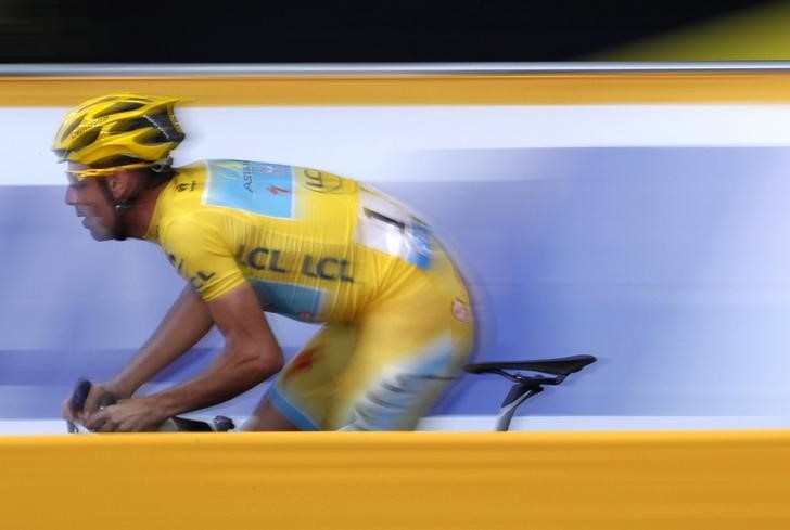© Reuters. Astana team rider Vincenzo Nibali of Italy cycles during Point Race 2 at the Tour de France Saitama Criterium race in Saitama