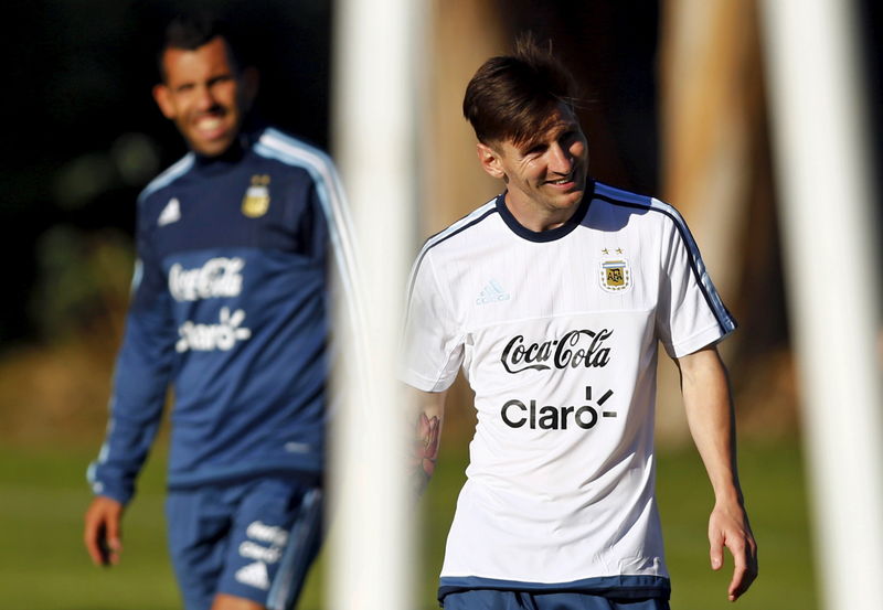 © Reuters. Jogador Lionel Messi na frente de Carlos Tevez durante treino em La Serena