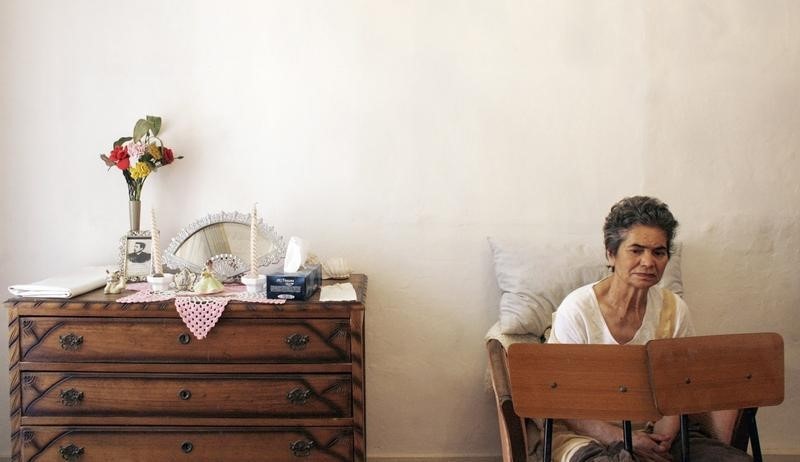 © Reuters. Alzheimer's disease patient Tomaz sits in her house in Lisbon