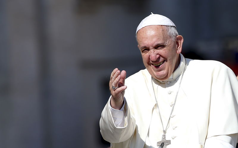 © Reuters. Papa Francisco acena ao chegar para sua audiência geral na praça São Pedro