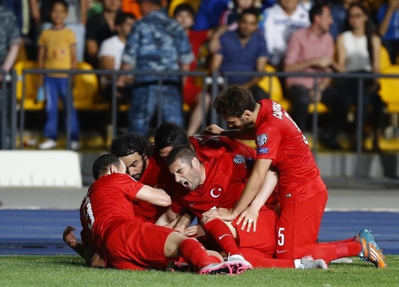 © Reuters. تركيا تعبر قازاخستان بصعوبة في تصفيات بطولة أوروبا