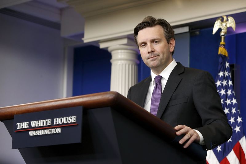 © Reuters. Porta-voz da Casa Branca Josh Earnest durante encontro diário com repórteres