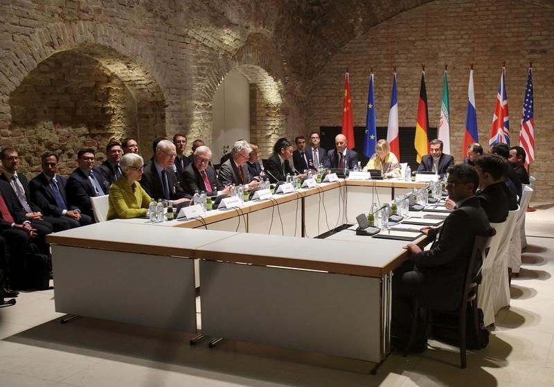© Reuters. Negotiators of Iran and six world powers face each other at a table in the historic basement of Palais Coburg hotel in Vienna