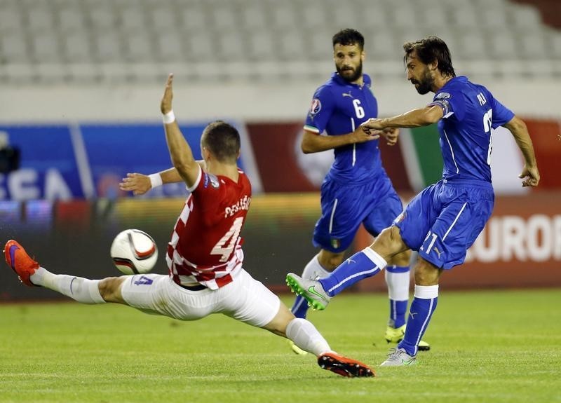 © Reuters. Andrea Pirlo tenta chute em jogo contra Croácia em Split