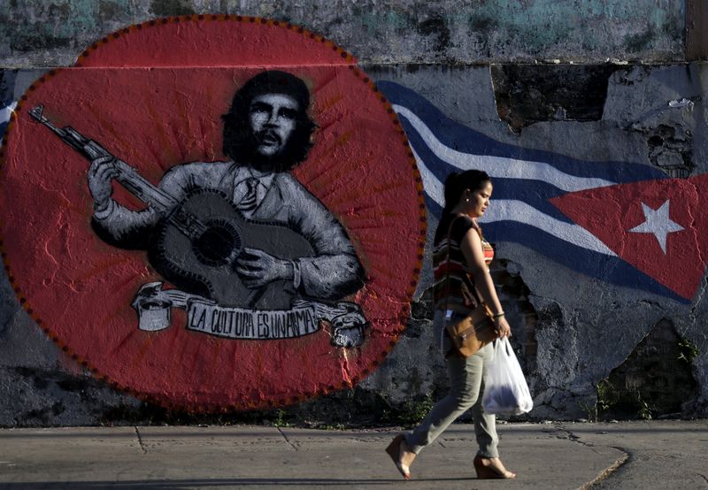 © Reuters. Grafite com imagem do herói revolucionário Ernesto 