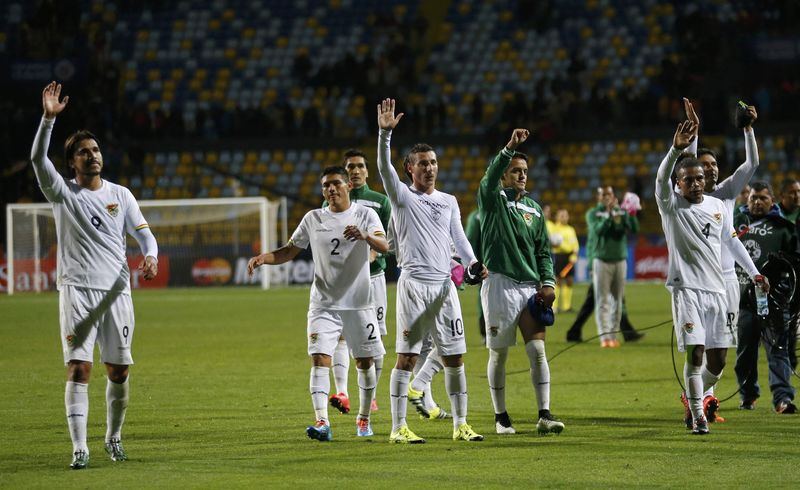 © Reuters. Players from the Bolivia squad wave to the crowd after their first round Copa America 2015 soccer match against Mexico ended in a scoreless tie at Estadio Sausalito in Vina del Mar