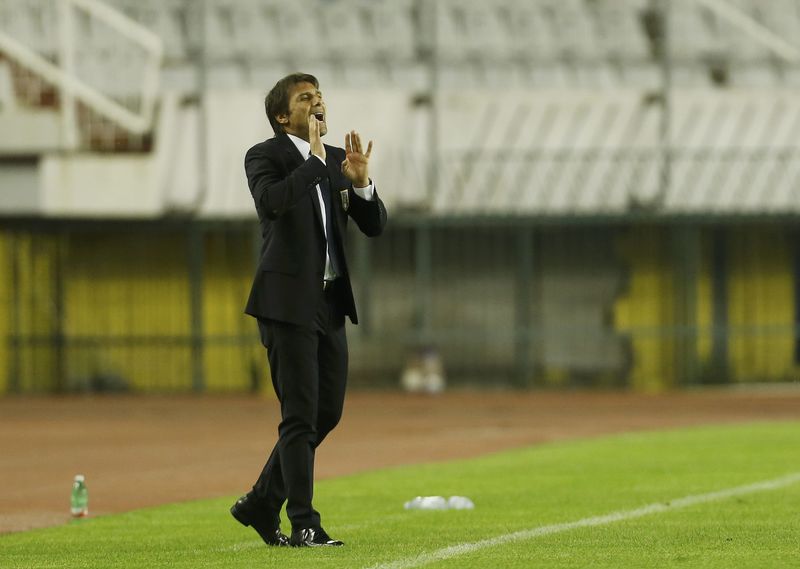 © Reuters. Italy's head coach Conte reacts during their Euro 2016 Group H qualifying soccer match against Croatia at the Poljud Stadium in Split