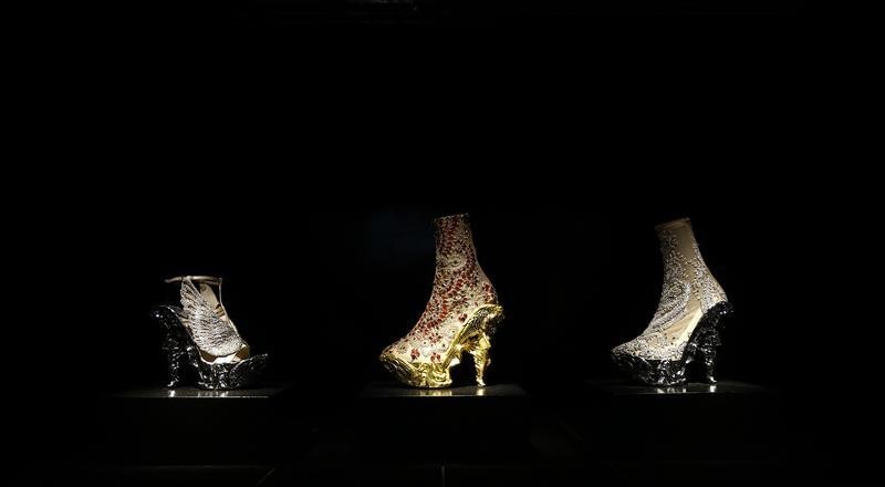 © Reuters. Una exposición de Londres recorre el placer y el dolor de los zapatos