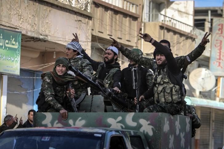 © Reuters. الأكراد يتقدمون صوب بلدة سورية تسيطر عليها الدولة الإسلامية
