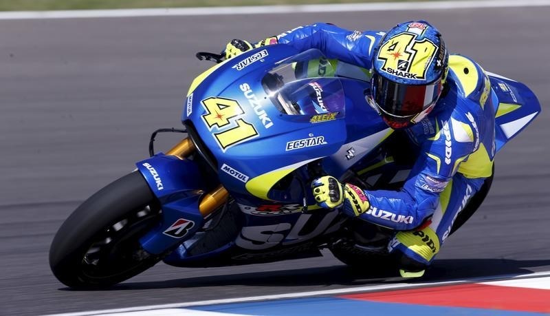 © Reuters. Espargaró da la sorpresa y consigue la pole en el Gran Premio de Cataluña 