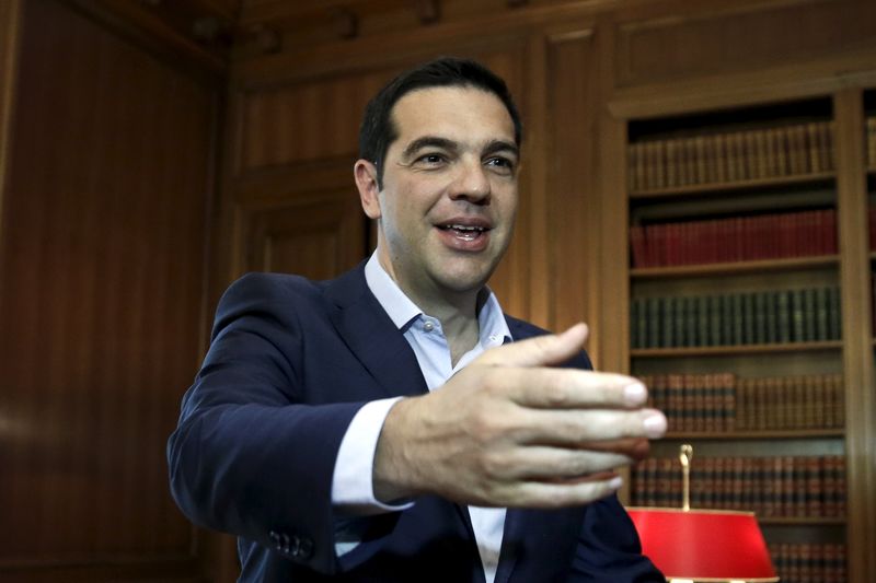 © Reuters. Tsipras pide aliviar deuda para considerar propuestas de Bruselas