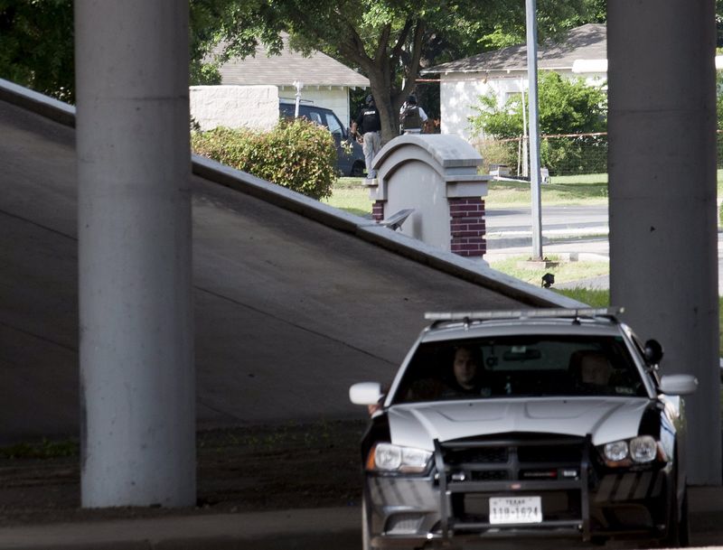 © Reuters. Efectivos de Dallas disparan a sospechoso tras tiroteo y ataque con bomba a comisaría
