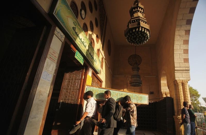 © Reuters. مصادر: محكمة مصرية تصدر أحكاما بالسجن ضد 23 رجلا بتهمة قتل أربعة شيعة