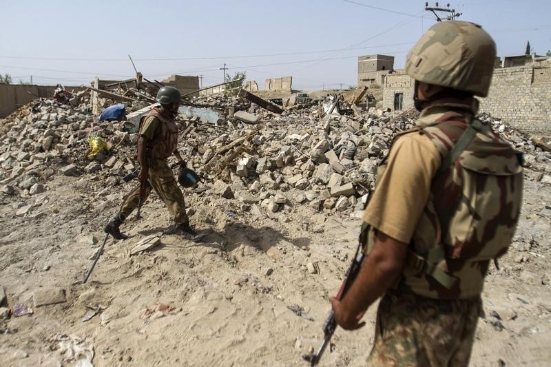 © Reuters. الجيش الباكستاني: غارات جوية تقتل 20 شخصا يشتبه بأنهم متشددون