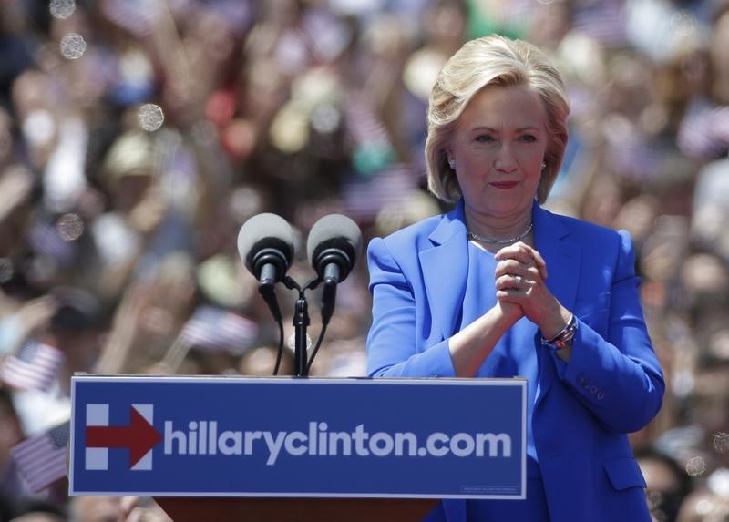 © Reuters. U.S. Democratic presidential candidate Hillary Clinton delivers her "official launch speech" at a campaign kick off rally in Franklin D. Roosevelt Four Freedoms Park on Roosevelt Island in New York City