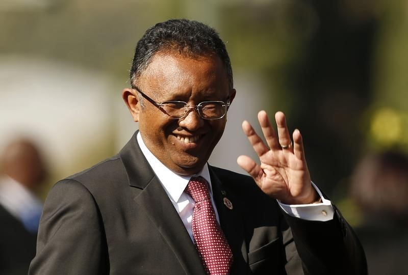 © Reuters. Madagascar's President Hery Rajaonarimampianina arrives for the inauguration ceremony of South African President Jacob Zuma at the Union Buildings in Pretoria