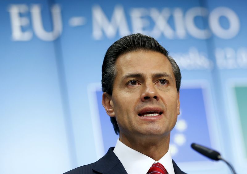 © Reuters. Mexico's President Pena Nieto addresses a news conference during an EU-Mexico summit in Brussels