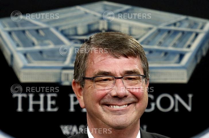 © Reuters. El secretario de Defensa de Estados Unidos, Ash Carter, en una conferencia de prensa en el Pentágono en Washington