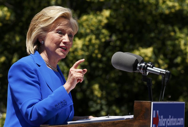 © Reuters. Hillary Clinton en un acto de campaña en isla Roosevelt, ciudad de Nueva York