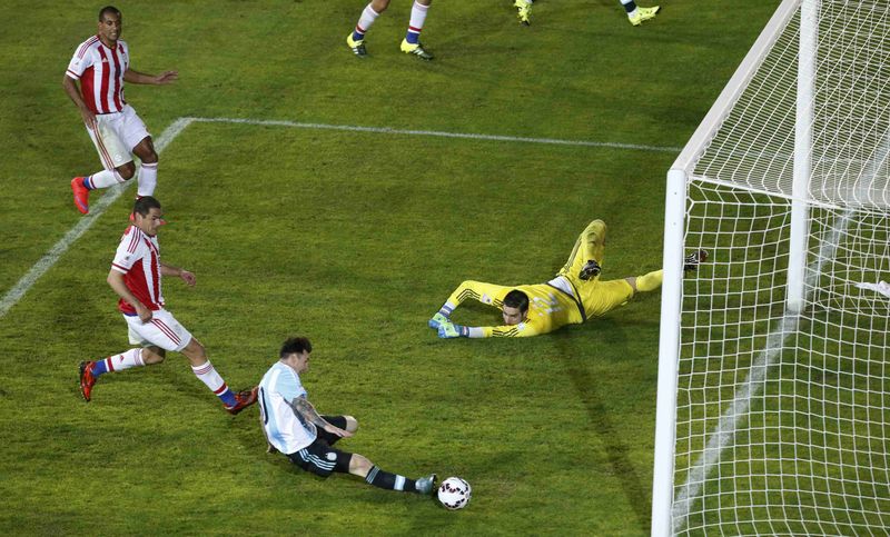 © Reuters. Argentina's Lionel Messi misses a goal opportunity against Paraguay during their first round Copa America 2015 soccer match at Estadio La Portada de La Serena in La Serena