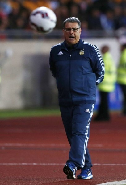 © Reuters. مارتينو مدرب الأرجنتين قلق بسبب التناقض في أداء فريقه