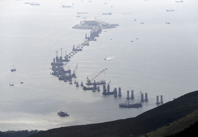 © Reuters. Hong Kong-Zhuhai-Macao Bridge, which will link the three cities in the Pearl River Delta, is seen under construction off Hong Kong's Lantau Island