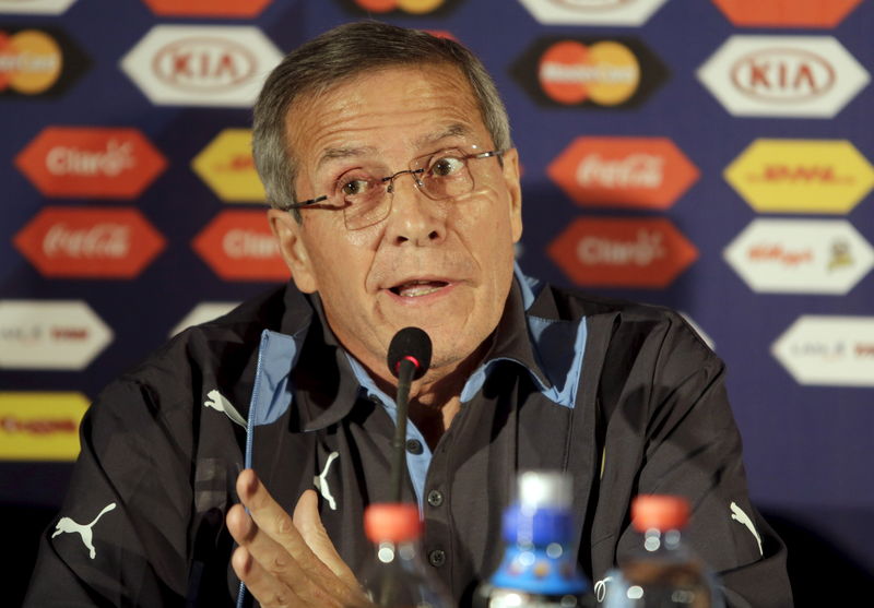 © Reuters. تاباريز مدرب أوروجواي يعترف بصعوبة مواجهة جاميكا