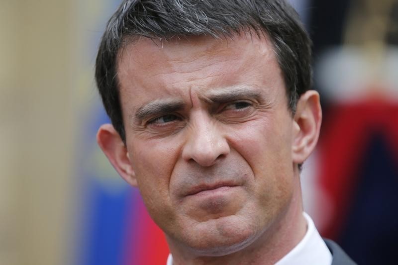 © Reuters. MANUEL VALLS RECONNAIT SON ERREUR CONCERNANT SON VOYAGE À BERLIN