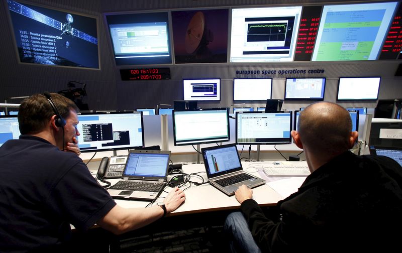 © Reuters. File picture shows flight engineers working in the main control room of ESOC in Darmstadt, Germany 