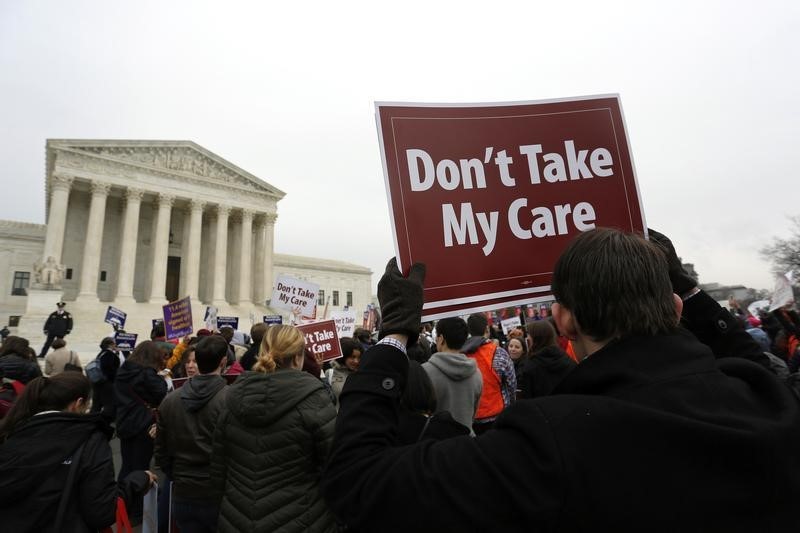 © Reuters. Demonstrators in favor of Obamacare gather at the Supreme Court building in Washington