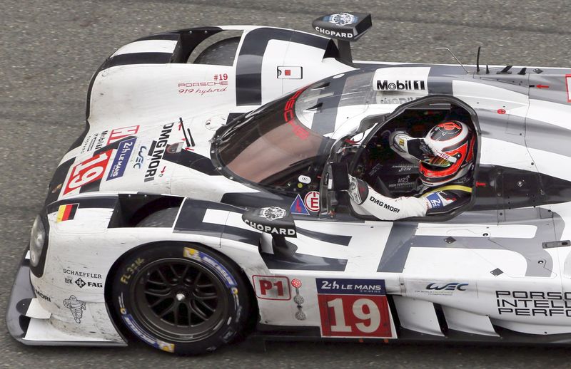 © Reuters. El alemán Nico Hulkenberg gana en Le Mans y da la victoria a Porsche