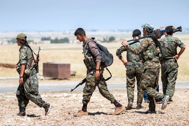 © Reuters. أكراد سوريون يقاتلون الدولة الإسلامية لانتزاع السيطرة على تل أبيض