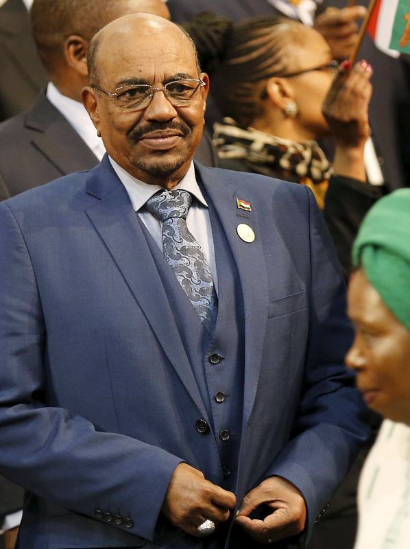 © Reuters. محكمة بجنوب افريقيا تمدد أمرا بمنع الرئيس السوداني من المغادرة