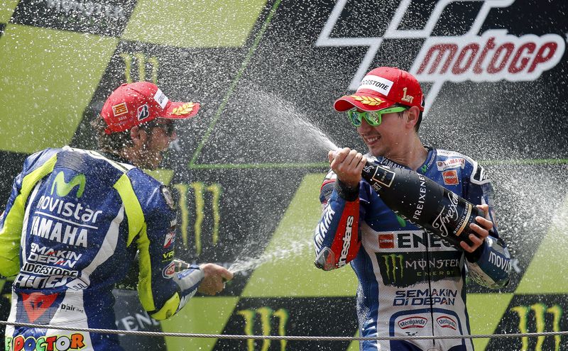 © Reuters. Lorenzo gana su cuarta carrera consecutiva en Montmeló