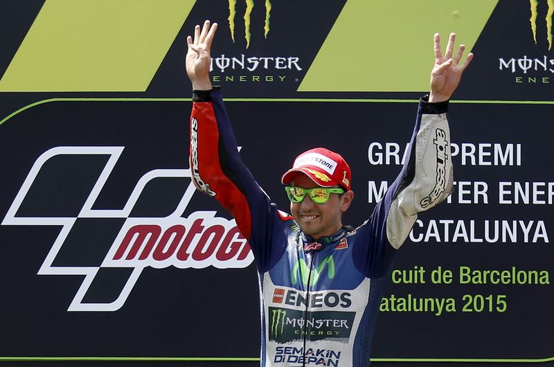 © Reuters. لورينزو يحقق فوزه الرابع على التوالي في بطولة العالم للدراجات النارية