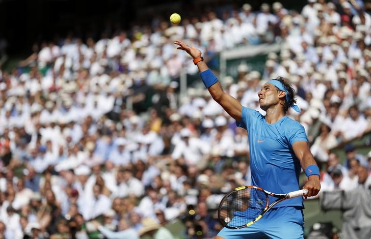 © Reuters. Rafa Nadal consigue victoria sobre hierba en el torneo de Stuttgart