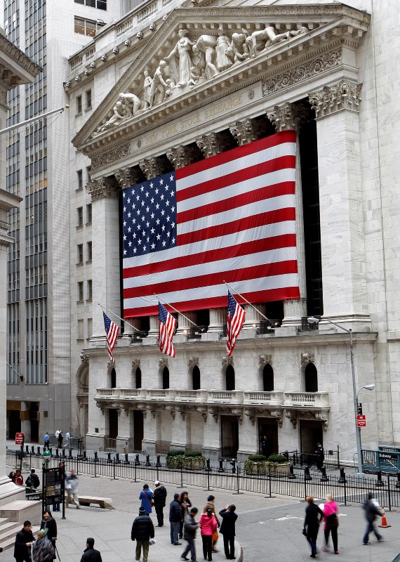 © Reuters. WALL STREET ATTEND LA FED ET LA DÉCISION SUR L'OBAMACARE