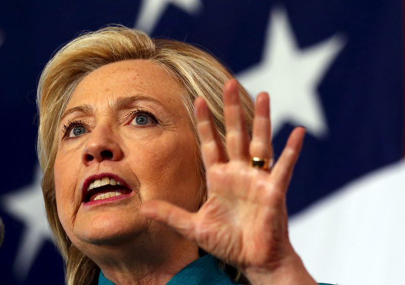 © Reuters. U.S. Democratic presidential candidate Hillary Clinton speaks at a campaign event in Des Moines