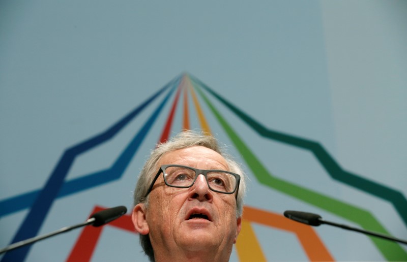 © Reuters. President of the European Commission Juncker is welcomed by Bavarian State Premier Seehofer at Munich airport